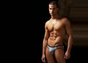 Mann in kurzen Hosen mit vergrößertem Penis