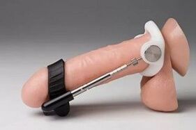 Der Extender dehnt den Penis mechanisch und vergrößert ihn so